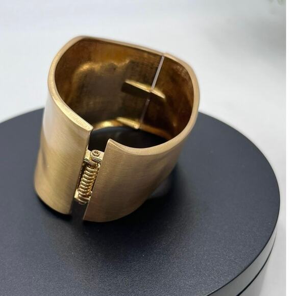 BESQU Matte Gold Women Fashion Chunky Hammered Irregular Wrist Cuff Bracelet - Picture 3 of 8